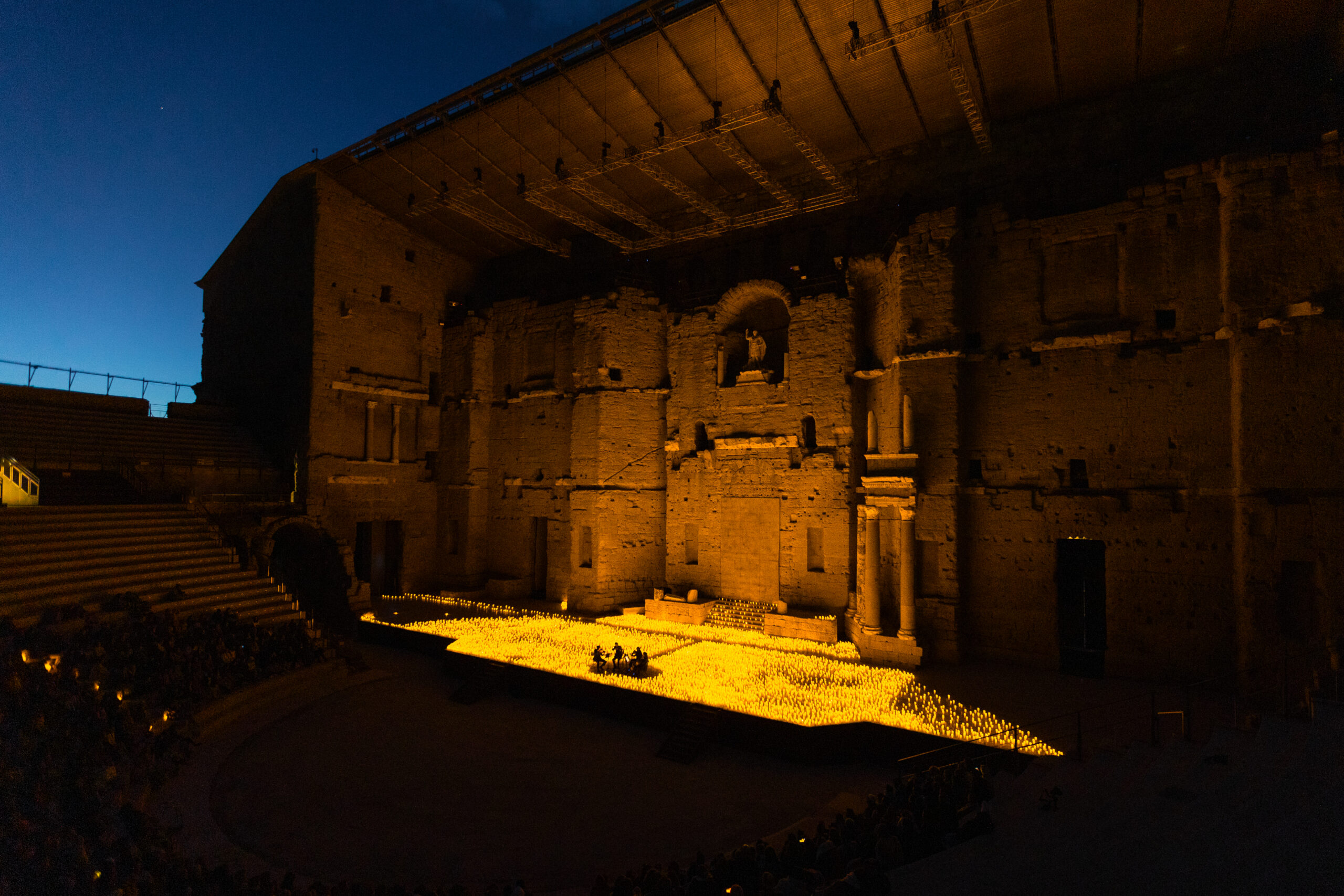 Concert en quatuor à cordes illuminé par des bougies au Théâtre Antique d'Orange